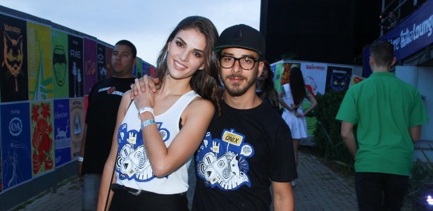 28.mar.2015 - Junior Lima e a mulher, Monica Benini, no Lollapalooza