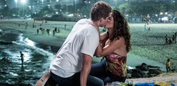 Vinícius (Thiago Fragoso) e Regina (Camila Pitanga) se beijam pela primeira vez