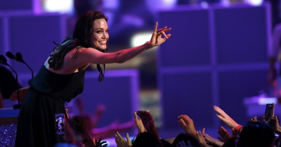 28.mar.2015 - Angelina Jolie agradece ao público infantil, ao subir ao palco do Nickelodeon Kids' Choice, em Los Angeles, para receber o prêmio de vilão favorito, por "Malévola". Essa é a primeira aparição pública da atriz após anunciar que fez cirurgia para retirar os ovários