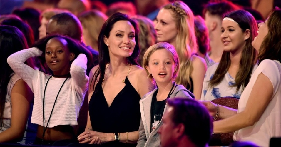 28.mar.2015 - Angelina Jolie assiste à cerimônia Nickelodeon Kids' Choice, em Los Angeles, com as filhas Zahara (à esq.) e Shiloh