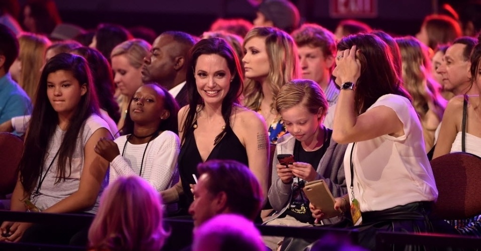 28.mar.2015 - Angelina Jolie assiste à cerimônia Nickelodeon Kids' Choice, em Los Angeles, com as filhas Zahara (à esq.) e Shiloh, que fica ligada no celular
