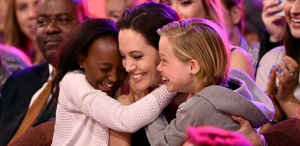 Angelina Jolie com as filhas Zahara e Shiloh  - AFP