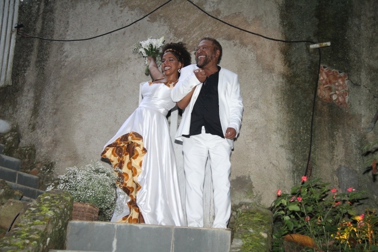 28.mar.2015 - Martinho da Vila leva a filha Maira até o altar da cerimônia, realizada num sítio em Vargem Grande. A pianista encomendou um vestido inspirado nas roupas femininas da cultura africana