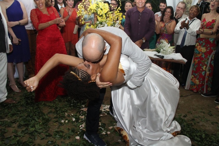 28.mar.2015 - O beijo apaixonado dos noivos Maira Freitas e Mario Rocha, durante o casamento num sítio em Vargem Grande