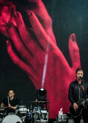29.03.2015 - Os nova-iorquinos do Interpol fazem apresentação para grande público no palco Skol. Apesar da chuva, a animação está alta no Lollapalooza Brasil 2015. - Eduardo Anizelli/Folhapress