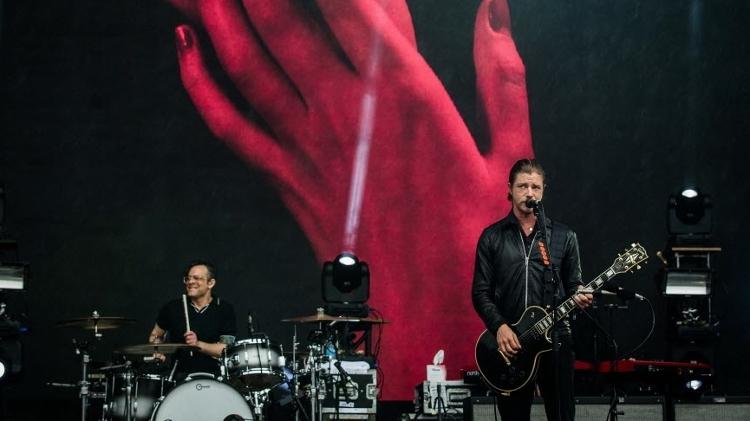 29.03.2015 - Os nova-iorquinos do Interpol fazem apresentação para grande público no palco Skol. Apesar da chuva, a animação está alta no Lollapalooza Brasil 2015. - Eduardo Anizelli/Folhapress - Eduardo Anizelli/Folhapress