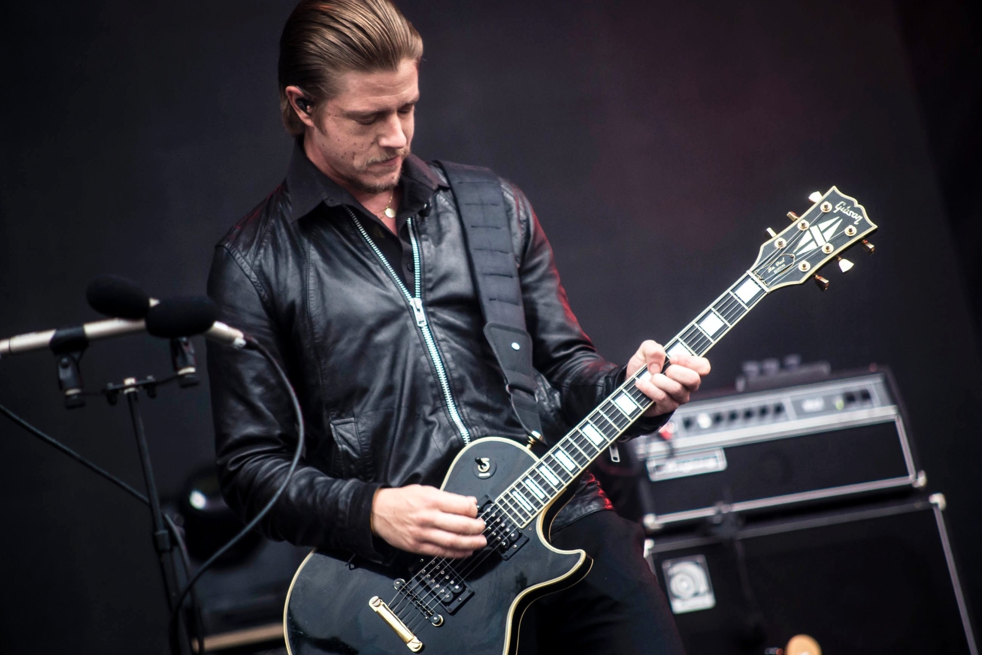 29.03.2015 - Os nova-iorquinos do Interpol fazem apresentação para grande público no palco Skol. Apesar da chuva, a animação está alta no Lollapalooza Brasil 2015. - Rafael Roncato/UOL