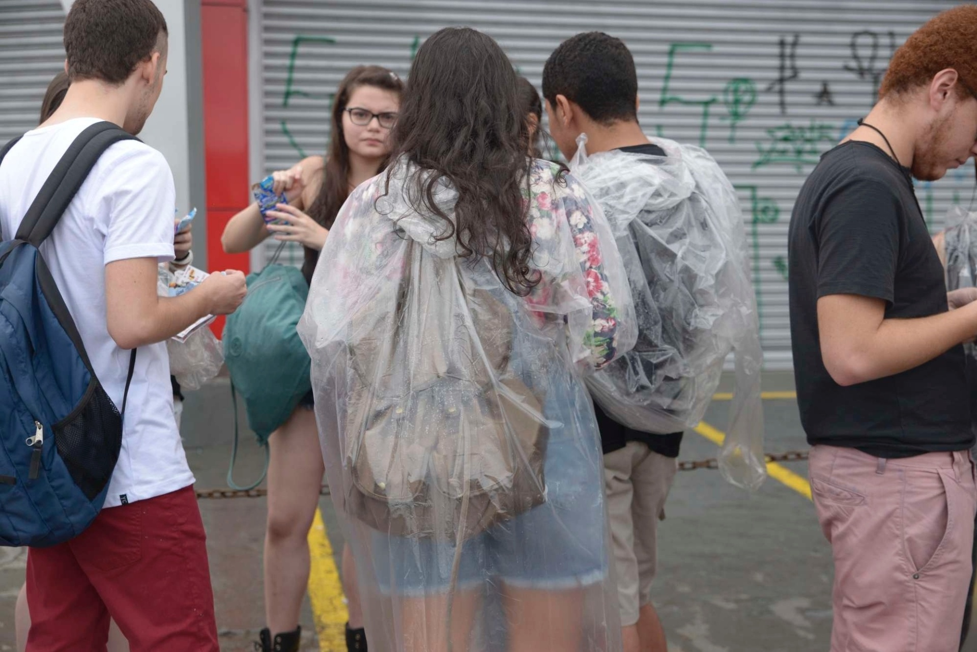 29.03.2015 - Primeiras pessoas começam a formar fila nas entradas do Autódromo de Interlagos. O segundo dia de shows amanheceu com clima chuvoso, e ainda promete molhar o público durante a tarde. Ambulantes tomaram proveito da situação para vender "capuchas", capas de chuva de plástico. - Rafael Roncato/UOL