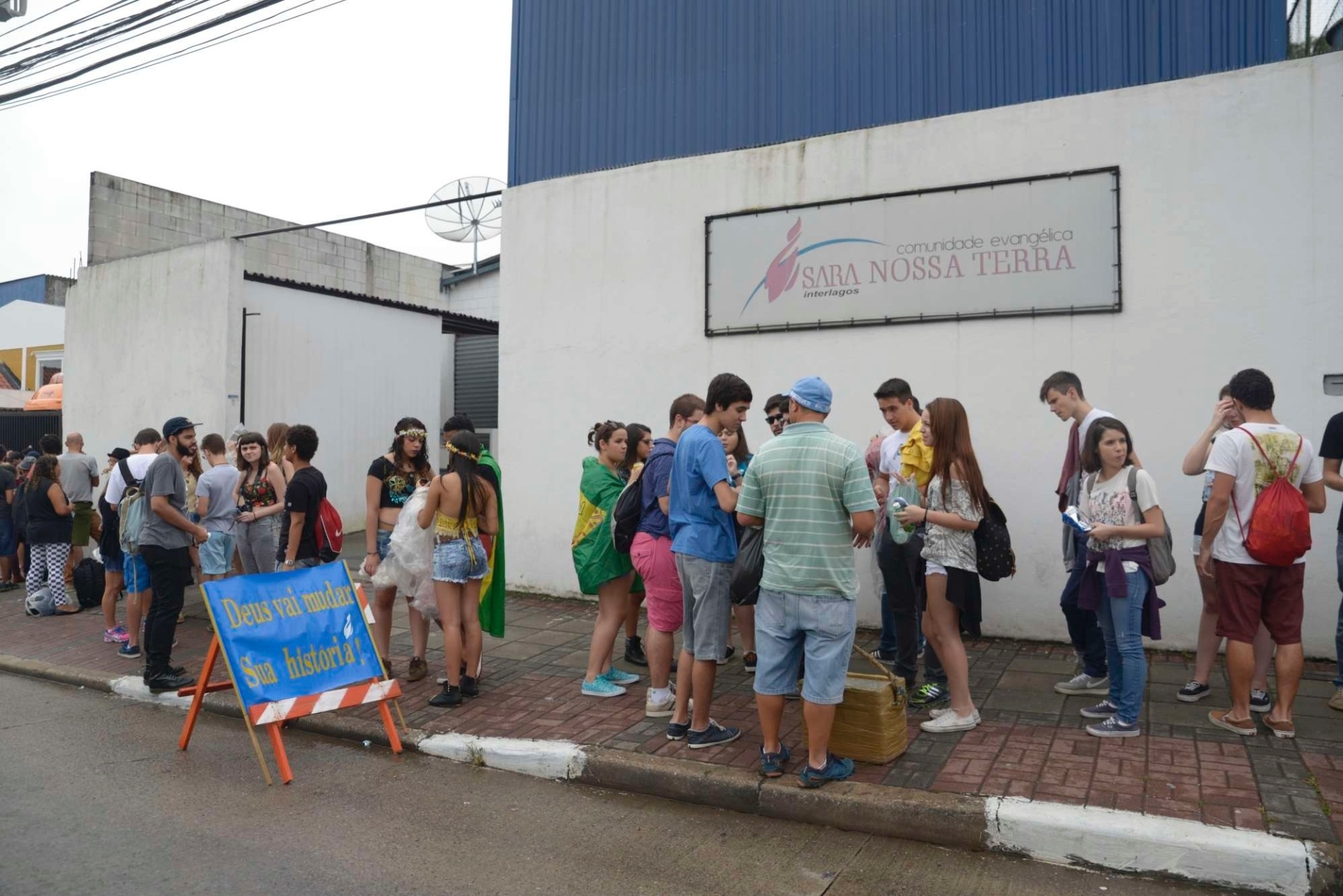 29.03.2015 - Primeiras pessoas começam a formar fila nas entradas do Autódromo de Interlagos. O segundo dia de shows amanheceu com clima chuvoso, e ainda promete molhar o público durante a tarde. Ambulantes tomaram proveito da situação para vender "capuchas", capas de chuva de plástico. - Rafael Roncato/UOL