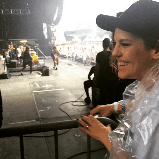 29.mar.2015 - A atriz Bárbara Paz assiste o show da cantora Pitty no Lollapalooza do palco