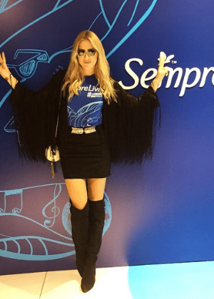 A atriz Fiorella Mattheis faz pose ao chegar para o segundo dia de shows do Lollapalooza