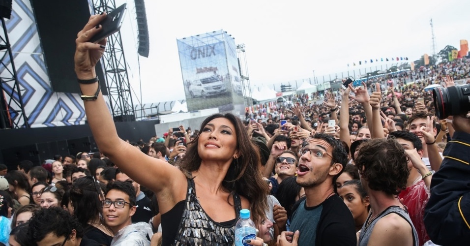 29.mar.2015 - Daniele Suzuki tira selfies com fãs na plateia do Lollapalooza