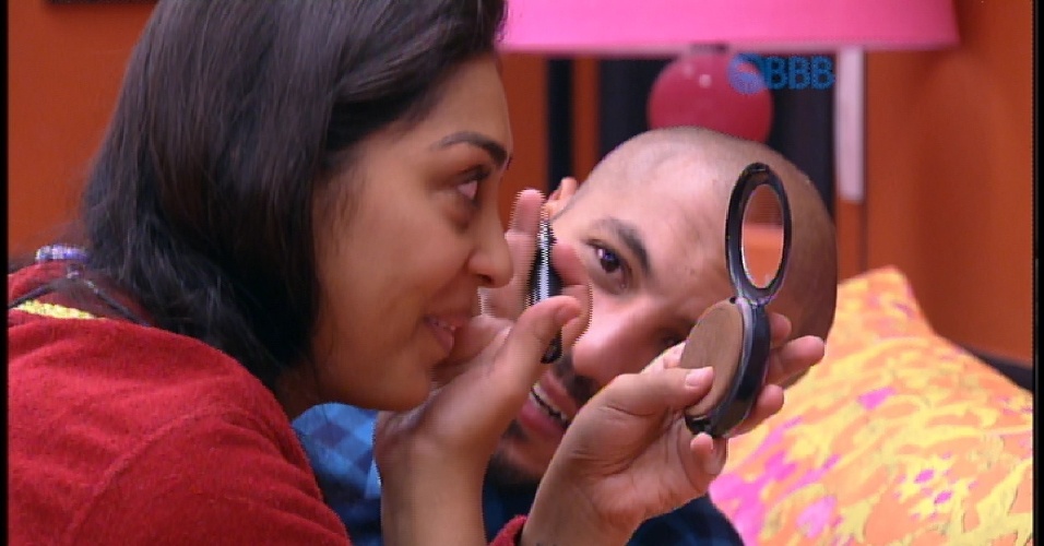 29.mar.2015 - Fernando assiste Amanda se maquiando e ela pede: "Para, vai se trocar"