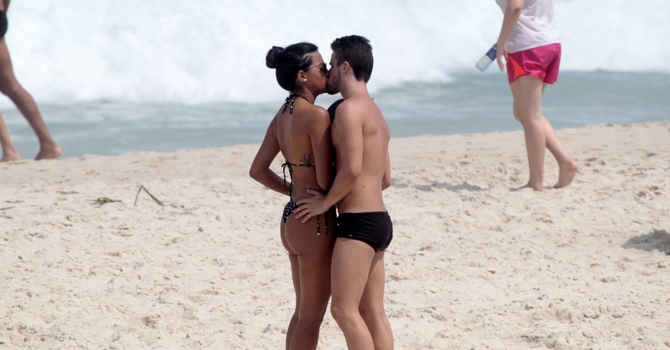 29.mar.2015 - Talita e Rafael, que se conheceram e começaram a namorar enquanto participavam do "BBB15", aproveitam o domingo de sol e se beijam na praia da Barra da Tijuca, no Rio de Janeiro. Antes, eles haviam jogado frescobol