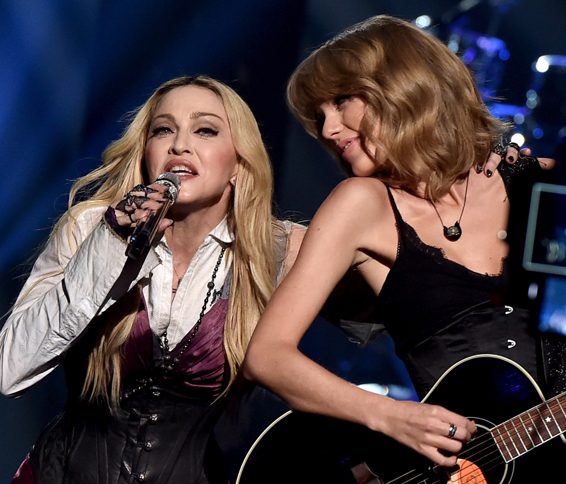 29.mar.2015 - Madonna canta seu novo single "Ghosttown" e é acompanhada no violão por Taylor Swift - Getty Images