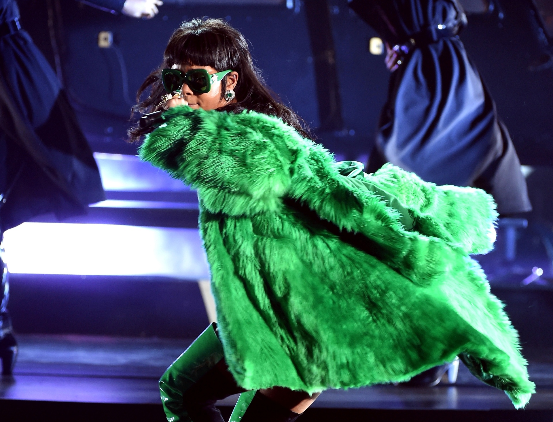 29.mar.2015 - Rihanna apostou num look verde e colocou até um helicóptero no palco na premiação IHeartRadio, em Los Angeles - Getty Images