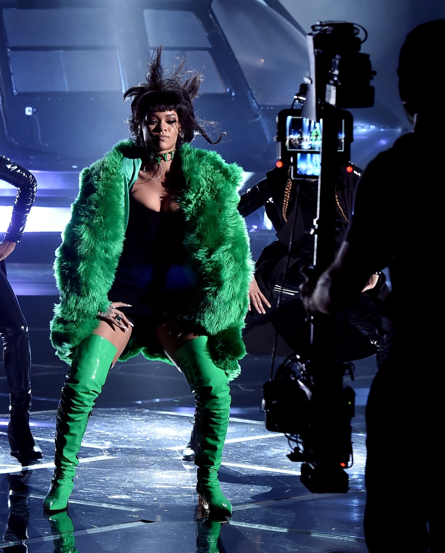 29.mar.2015 - Rihanna apostou num look verde e colocou até um helicóptero no palco na premiação IHeartRadio, em Los Angeles - Getty Images