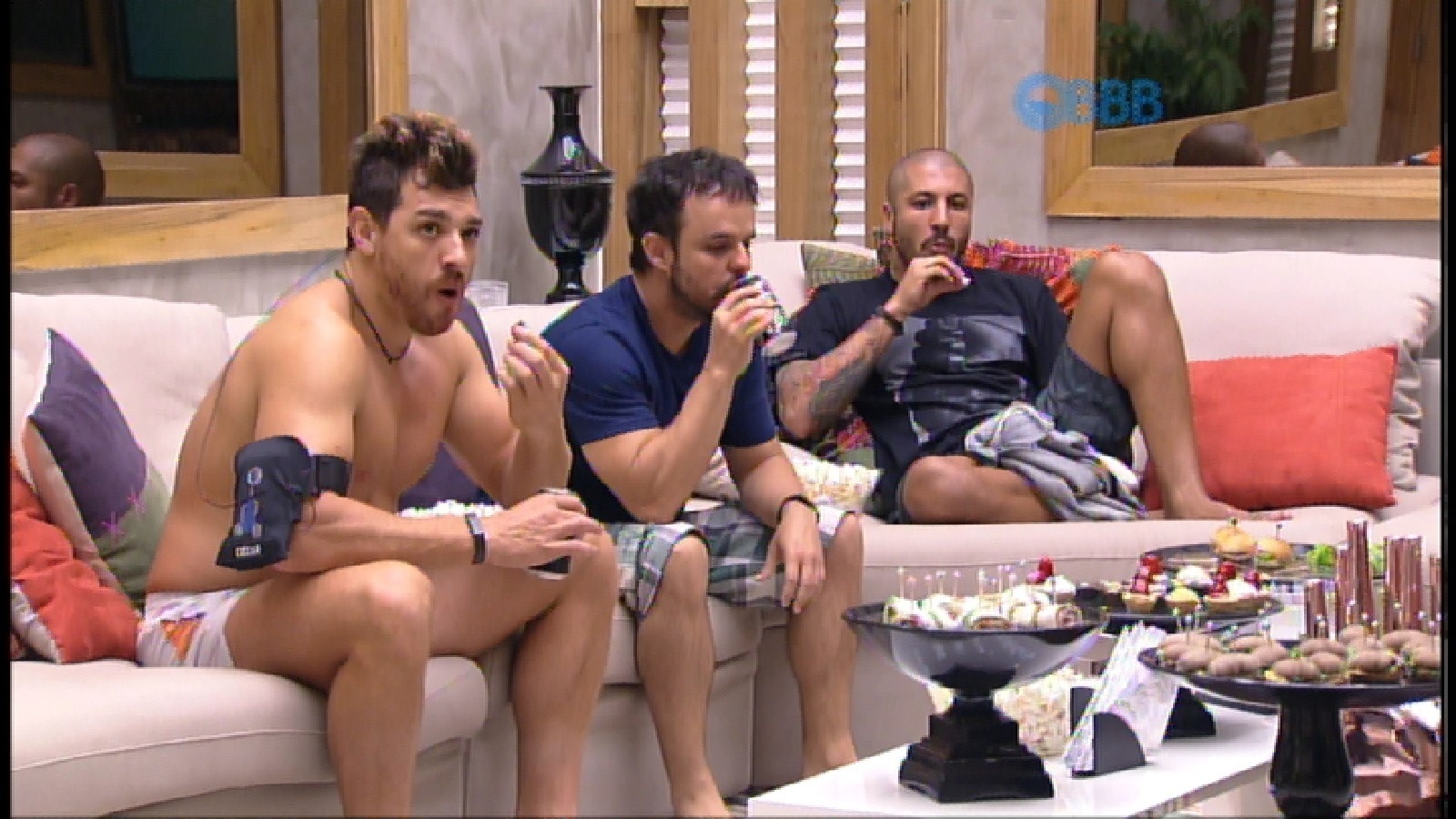 BBB15: Adrilles pergunta para bola de cristal se alguém irá indicá-lo ao  paredão - Notícias - Especial BBB15