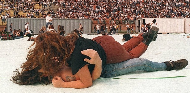 Casal de metaleiros no estádio do Pacaembu, em SP, durante a edição de 1994 do Monsters of Rock - Katia Lombardi/Folhapress