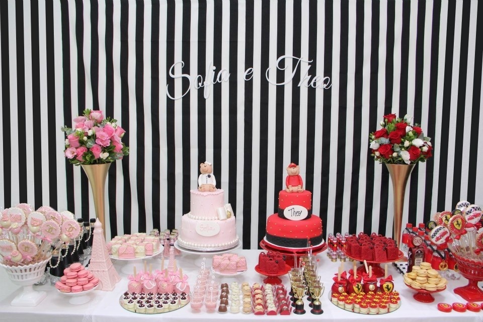 chá de bebê chanel e ferrari | Para o chá de bebê dos irmãos gêmeos Theo e Sofia, a empresa Laços e Açúcar (www.lacoseacucar.com.br) criou uma decoração com dois temas: a grife Chanel para simbolizar a menina e a equipe de Fórmula 1 Ferrari para o menino. Veja a seguir detalhes da festa - Divulgação