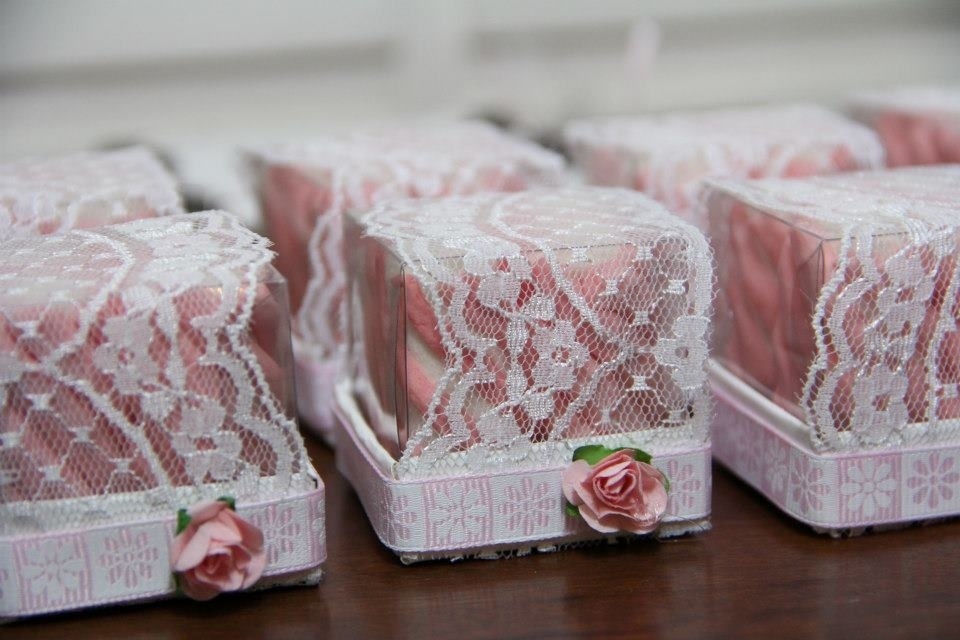 chá de bebê chanel e ferrari | Acomodados em caixinhas decoradas com renda, cubos de marshmallow foram oferecidos como lembrancinha para os convidados do chá de bebê com temas Chanel e Ferrari - Divulgação