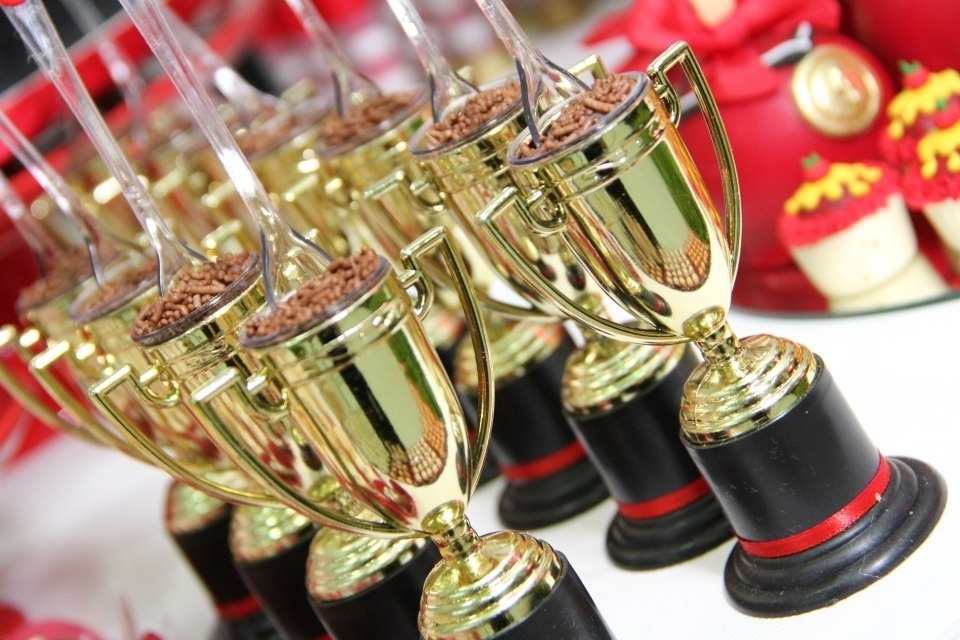 chá de bebê chanel e ferrari | No chá de bebê com temas Chanel e Ferrari, os brigadeiros de colher foram acomodados em minitroféus - Divulgação