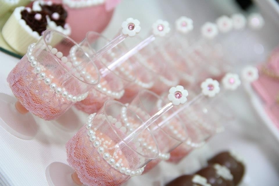 chá de bebê chanel e ferrari | No chá de bebê com tema Chanel e Ferrari, os potes com bicho de pé eram decorados com renda e pérolas - Divulgação