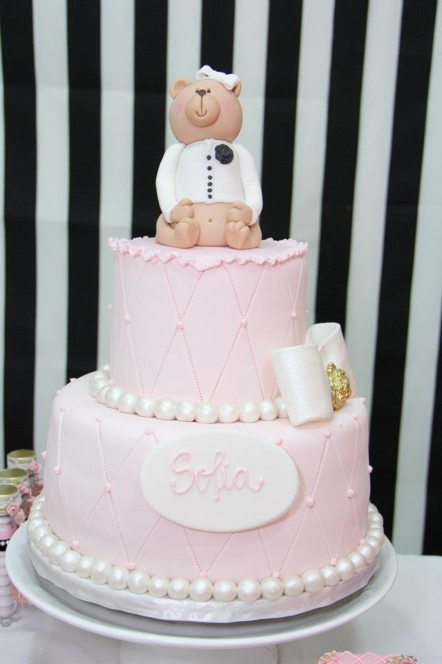 chá de bebê chanel e ferrari | No chá de bebê, o bolo da menina tinha textura que imitava o acabamento matelassê, tradicional nas bolsas Chanel. Pérolas e laços de fita arrematavam os dois andares - Divulgação