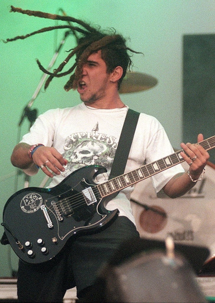 Philips Monsters of Rock: o vocalista Rodolfo, da banda Raimundos, durante apresentação no estádio do Pacaembu. August 25, 1996 - Otavio Dias de Oliveira/Folhapress
