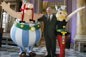 O cartunista Albert Uderzo posa com os personagens Asterix (dir.) e Obelix em Paris - Patrick Kovarik/AFP