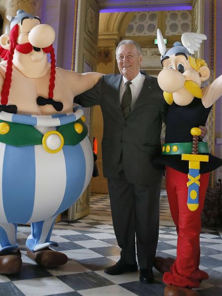 25.mar.2015-O cartunista Albert Uderzo posa com os personagens Asterix (dir.) e Obelix em Paris  - Patrick Kovarik/AFP