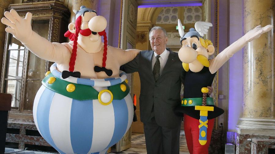 25.mar.2015-O cartunista Albert Uderzo posa com os personagens Asterix (dir.) e Obelix em Paris  - Patrick Kovarik/AFP