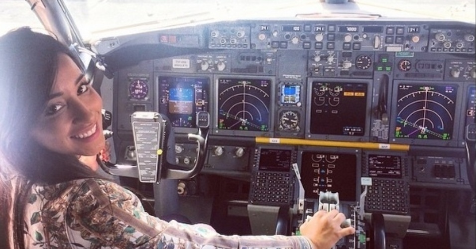 31.mar.2015 - Após ser eliminada do "BBB15", Talita posa para foto em cabine de avião.