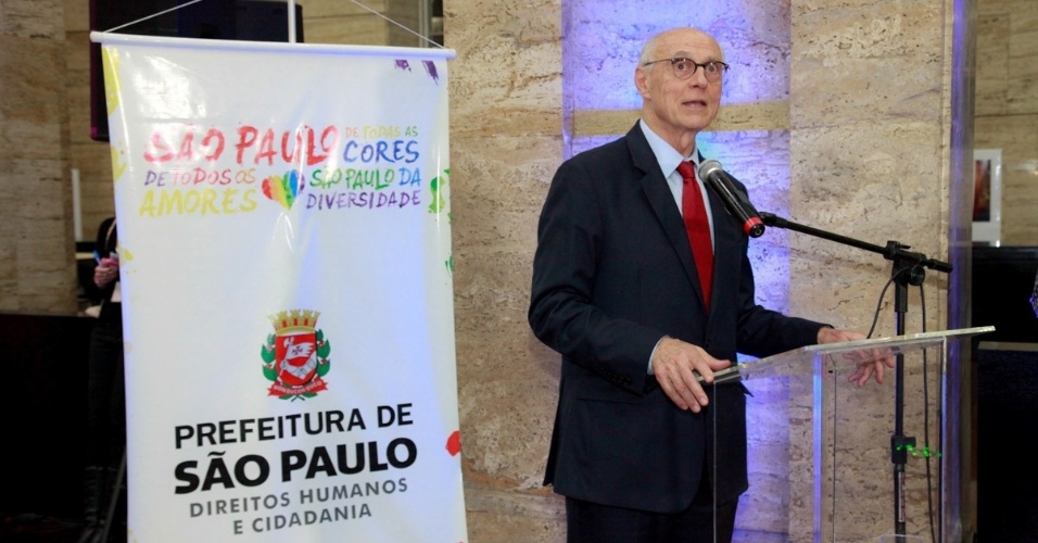 31.mar.2015 - Eduardo Suplicy fala durante a abertura da exposição "50 vozes contra a Homofobia"