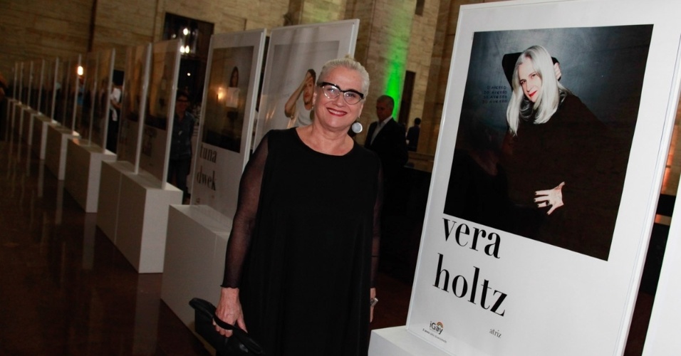 31.mar.2015 - Vera Holtz e seu retrato na exposição "50 Vozes Contra a Homofobia"
