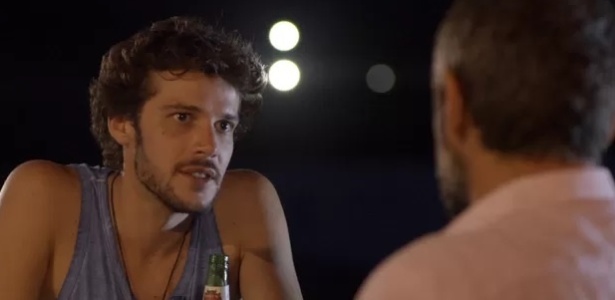Em uma conversa de bar, Pedro conta a Miguel sobre seu pai biológico
