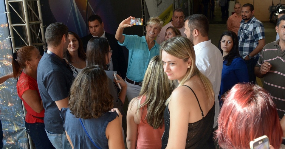 01.abr.2015- Xuxa faz selfie com uma fã durante visita à Record