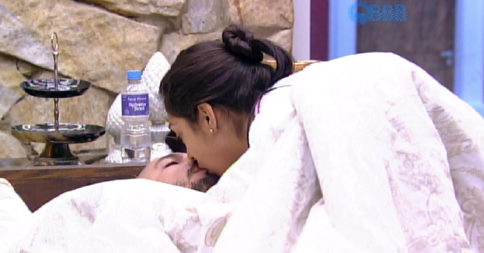 1.abr.2015 - Amanda enche Fernando de beijos