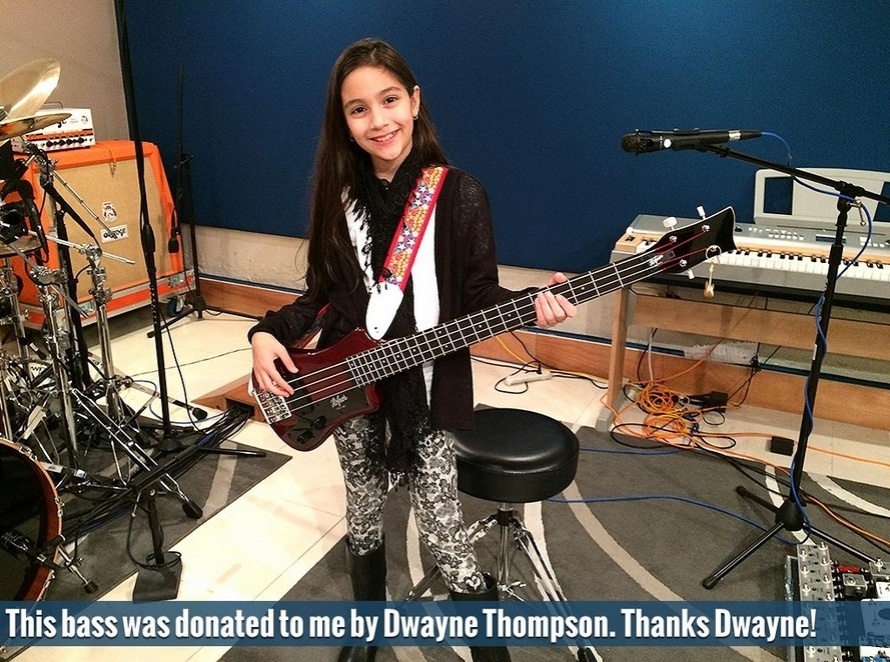 Alejandra Villareal, baixista do The Warning - Divulgação