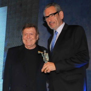 Eduardo Zebini, VP Sênior do Fox Sports no Brasil, recebeu o prêmio das mãos de Boni