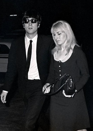 John Lennon e Cynthia em Nova York durante turnê dos Beatles em 1964