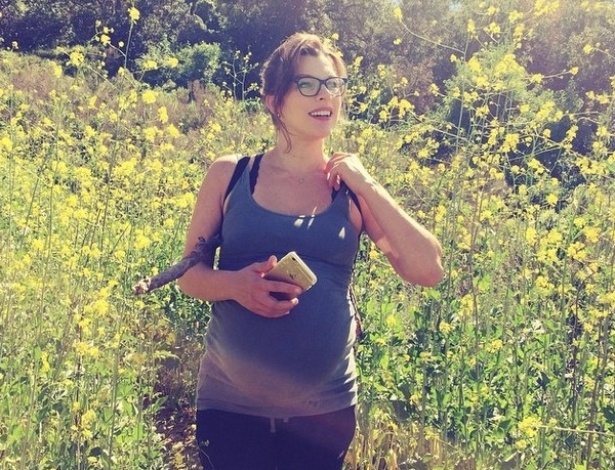 Milla Jovovich faz sua última caminhada antes de dar à luz. "Eu e meu marido achamos melhor agora ficar perto de casa", escreveu a atriz cinco dias antes da filha nascer