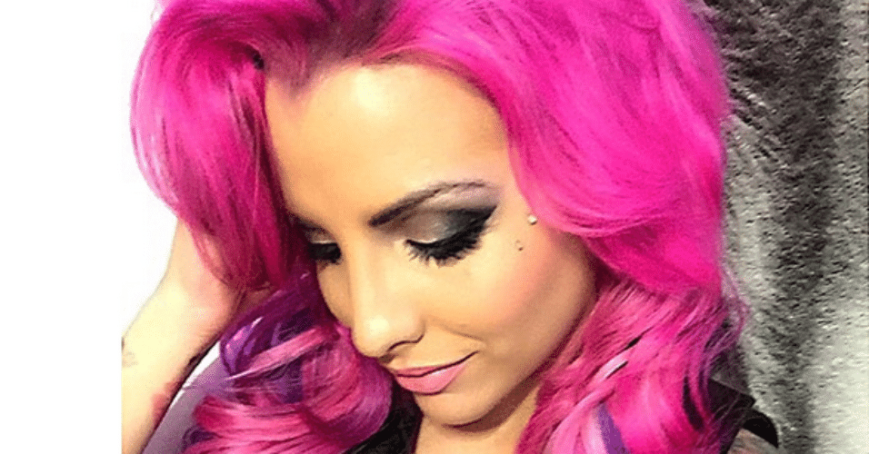 1.abr.2015 - A ex-BBB Clara Aguilar tinge seus cabelos de rosa e mostra o resultado no Instagram, na noite desta quarta-feira