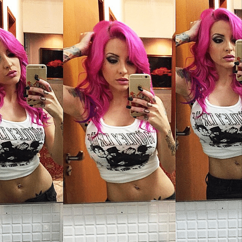 1.abr.2015 - A ex-BBB Clara Aguilar tinge seus cabelos de rosa e mostra o resultado no Instagram, na noite desta quarta-feira