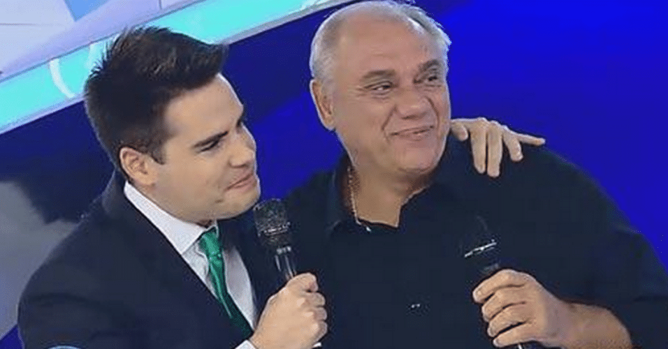1º.abr.2015 - Luiz Bacci reencontra Marcelo Rezende no palco do programa "Gugu", na noite desta quarta-feira
