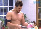 Enquanto casal dorme, Cézar come carne no café da manhã - Reprodução / TV Globo