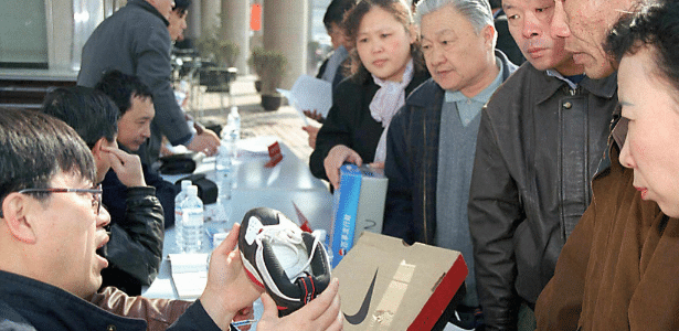 Oficial do governo chinês ensina como reconhecer um tênis falso da marca Nike  - France Presse/AFP