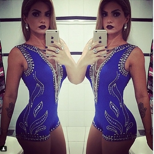 Mar.2015- Kelly Key mostra suas curvas em foto publicada no Instagram com um macaquinho azul justinho