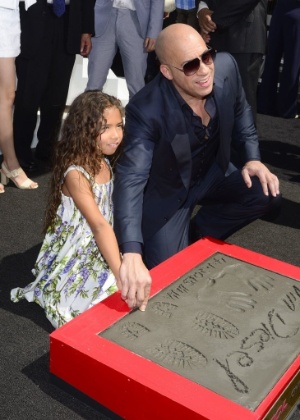 O ator americano Vin Diesel e a filha Hanial Riley deixam suas marcas em Hollywood - Michael Nelson/Efe