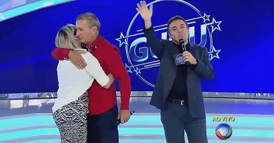 2.abr.2015 - Andressa Urach abraça o pai no palco do programa 